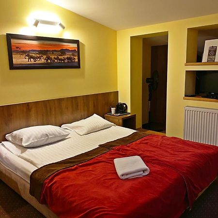 Hotel Ajax Janki Esterno foto