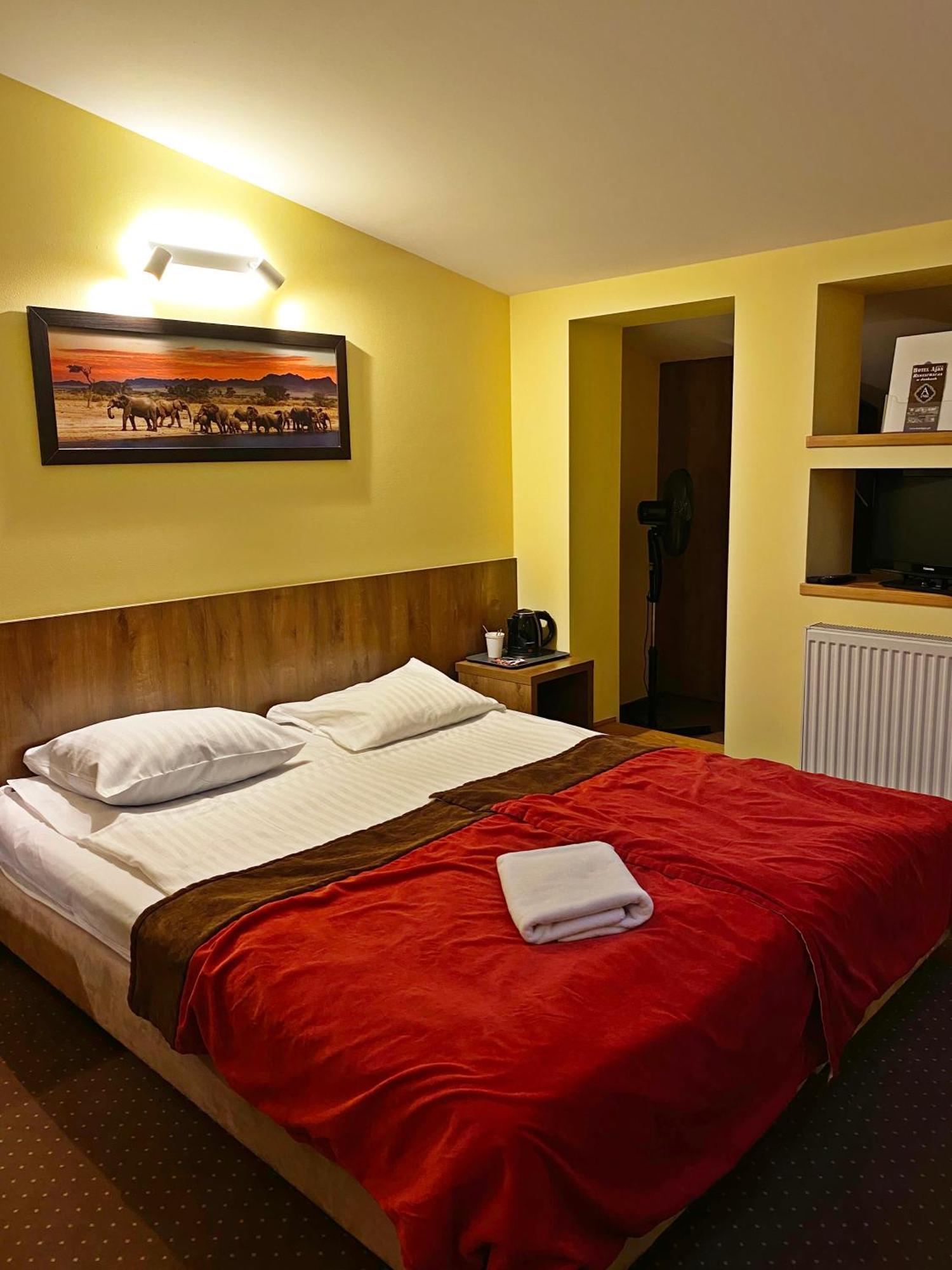 Hotel Ajax Janki Esterno foto