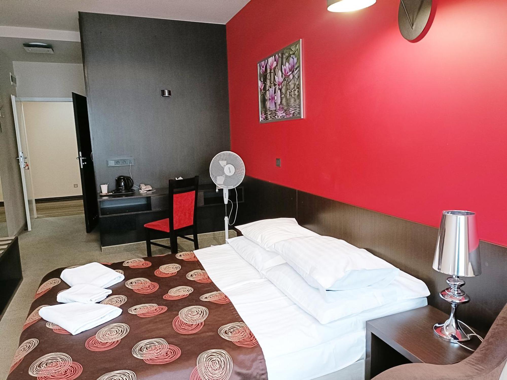 Hotel Ajax Janki Esterno foto